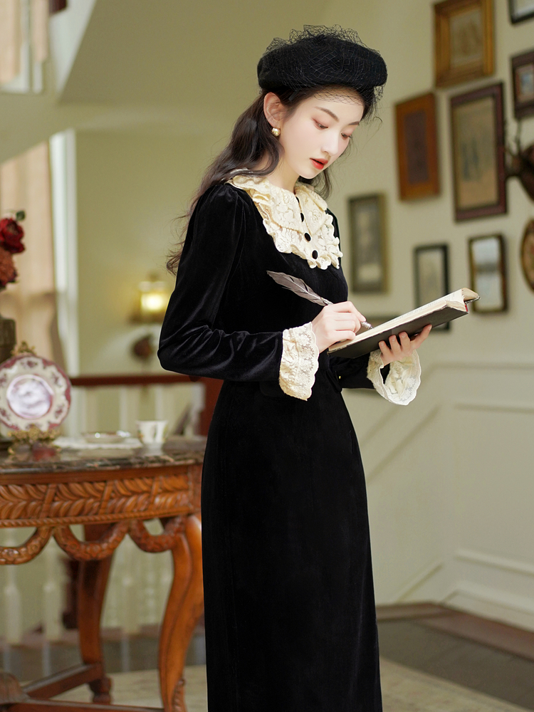 French Vintage Black Velvet Dress with Lace Collar - Image 2