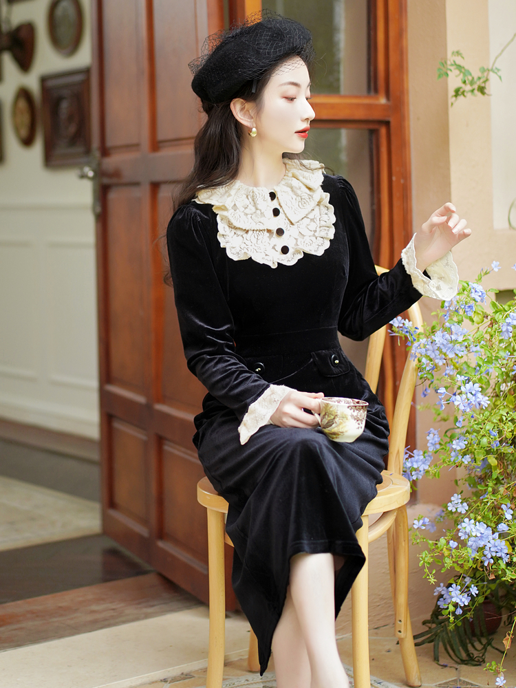 French Vintage Black Velvet Dress with Lace Collar - Image 3